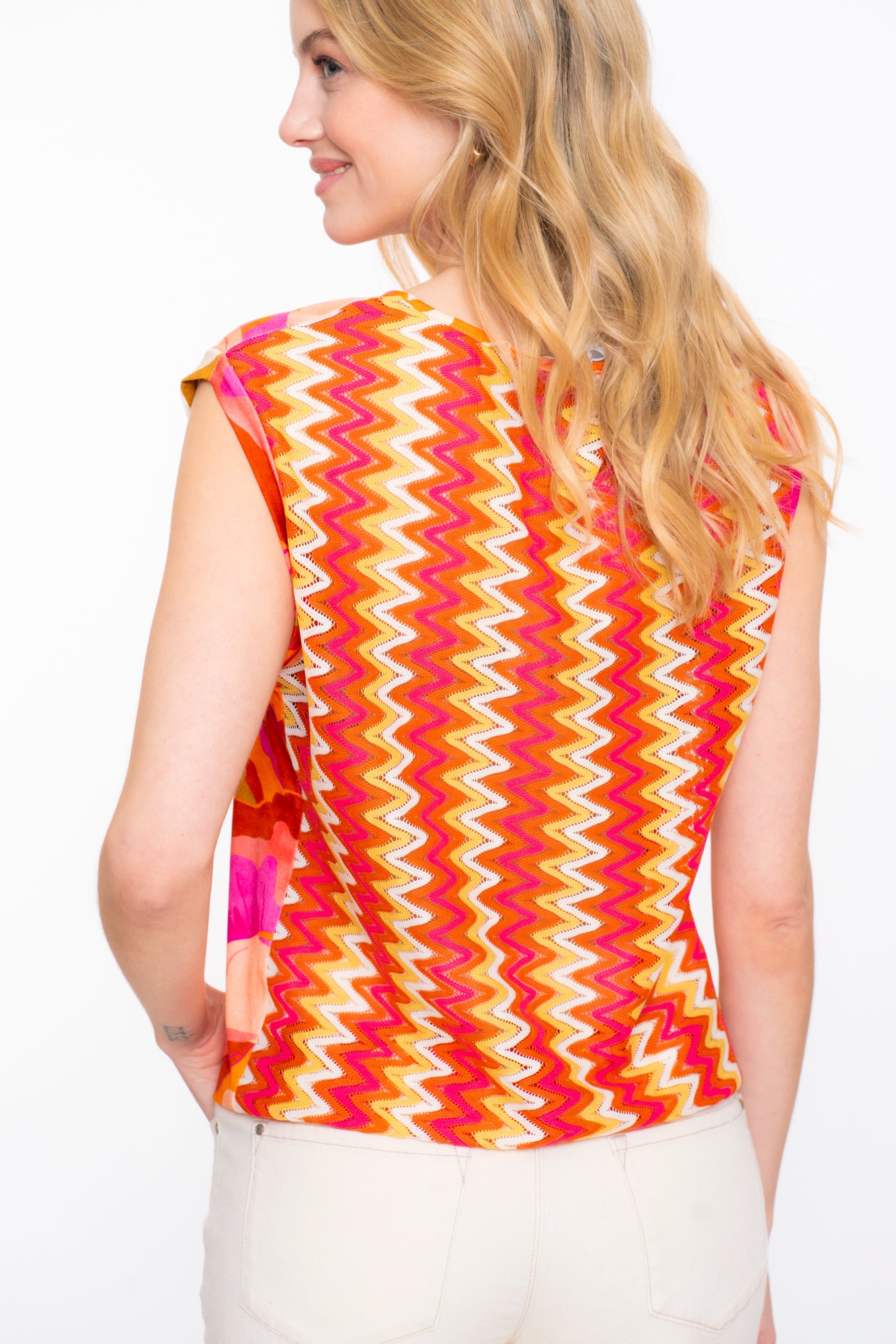 Geisha dames top met floral print en zigzag dessin