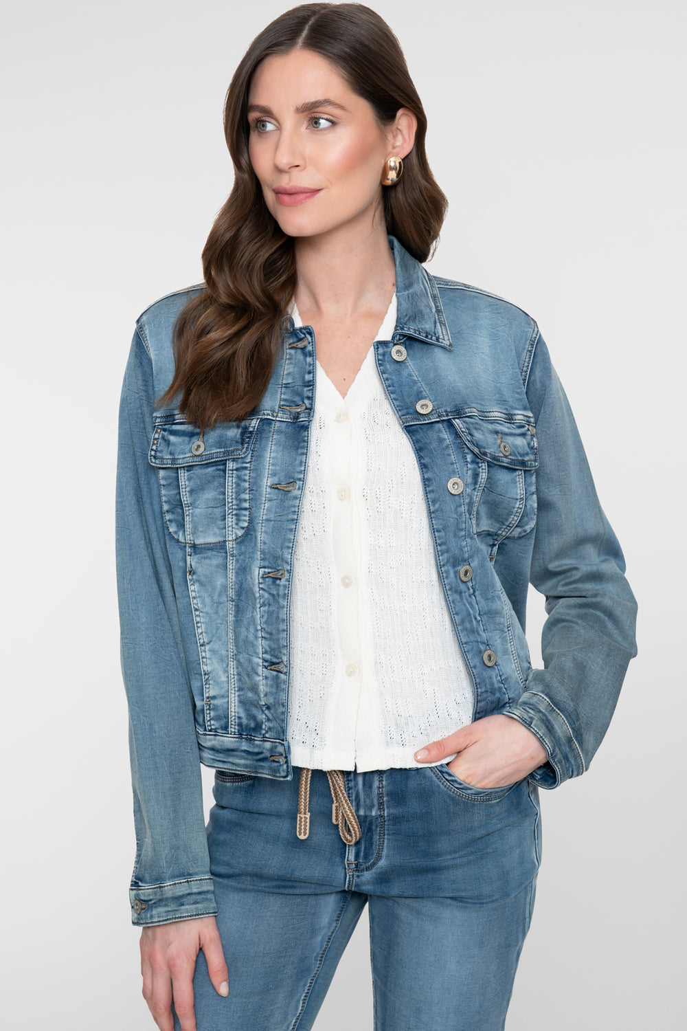 Klassische Jeansjacke Geisha aus mittelblauem Denim